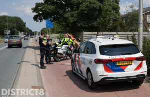 Twee scooterrijders in botsing met elkaar Poeldijkseweg Den Haag