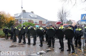 Politie grijpt in na gooien zwaar vuurwerk bij intocht Sinterklaas De Lier