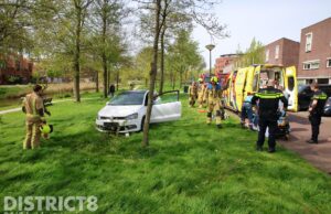 Auto raakt van de weg en knalt tegen boompje Athenesingel Den Haag