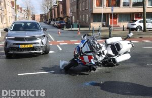 Politiemotor komt in botsing met automobilist tijdens spoedbegeleiding Alberdingk Thijmstraat Den Haag