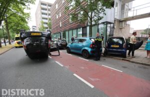 Auto gekanteld op zijn dak na aanrijding Melis Stokelaan Den Haag