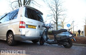 Scooterrijder gewond na kop-staart aanrijding met busje Stieltjesstraat Den Haag