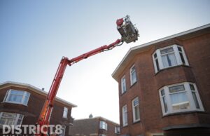 Brandweer forceert deur bij schoorsteenbrand Harderwijkstraat Den Haag