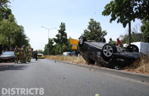 Auto op z’n dak bij aanrijding Melis Stokelaan Den Haag