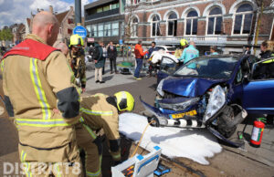 Auto schiet uit parkeergarage en knalt tegen verkeerslicht Phoenixstraat Delft