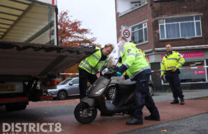 Scooterrijdster zwaargewond bij aanrijding met openstaande laadklep Apeldoornselaan Den Haag