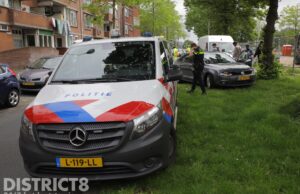 Bestelbus botst op automobilist De La Reyweg Den Haag