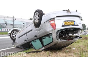 Auto onder de verf en persoon gewond na ongeval A12 Nootdorp