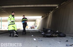 Motorrijder gewond na botsing achterop auto Laan van Hoornwijck Den Haag
