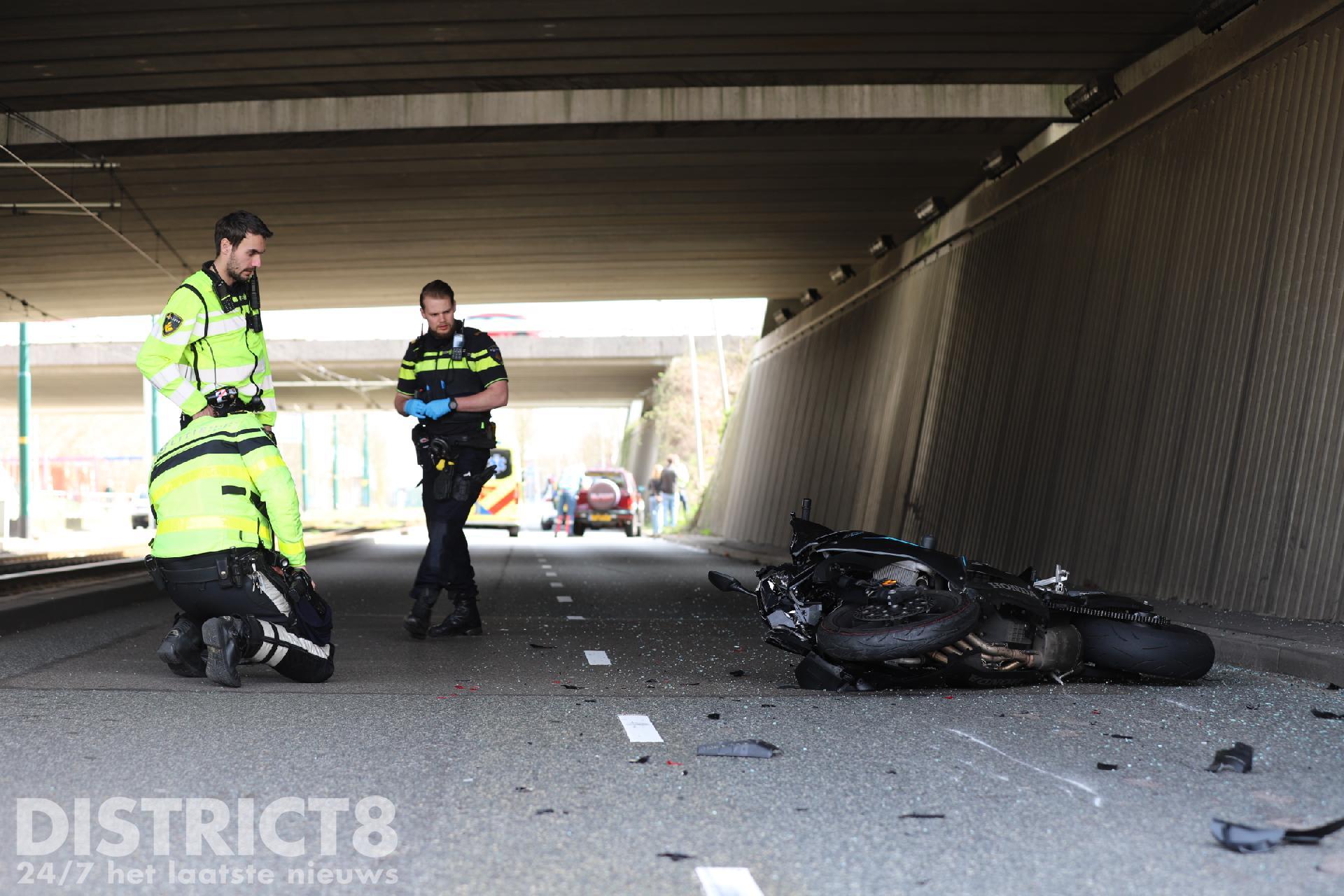 Motorrijder gewond na botsing met achterkant auto Laan van Hoornwijck Den Haag