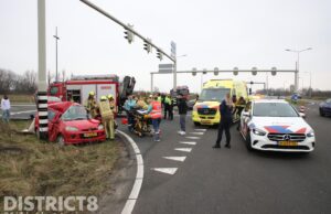 Gewonde en veel schade na aanrijding tussen twee voertuigen Laan van Delfvliet Den Haag