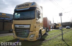 Vrachtwagenchauffeur rijdt zichzelf vast op trambaan De Werf Den Haag