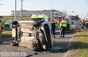 Auto op de zijkant na ongeval Laan van Hoornwijck Den Haag