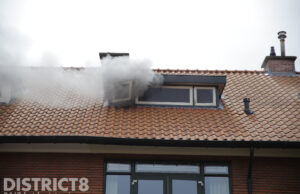Brandweer druk met felle zolderbrand Goudreinetstraat Den Haag