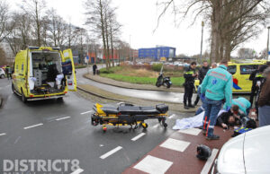 Snorscooter geschept op oversteekplaats door auto Kleveringweg Delft