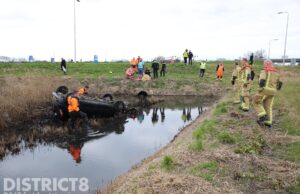 Auto ondersteboven in het water na heftig ongeval A4 Schipluiden