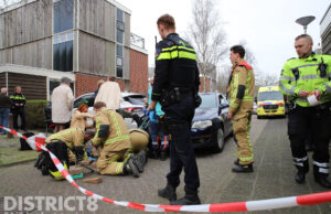Scooterbestuurder vast op scooter na aanrijding met auto Kapellaan Den Hoorn