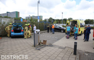 Man rijdt met auto tegen betonnen muur aan Reinier de Graafweg Delft