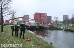 Grote zoekactie in water na melding persoon te water Neherkade Den Haag