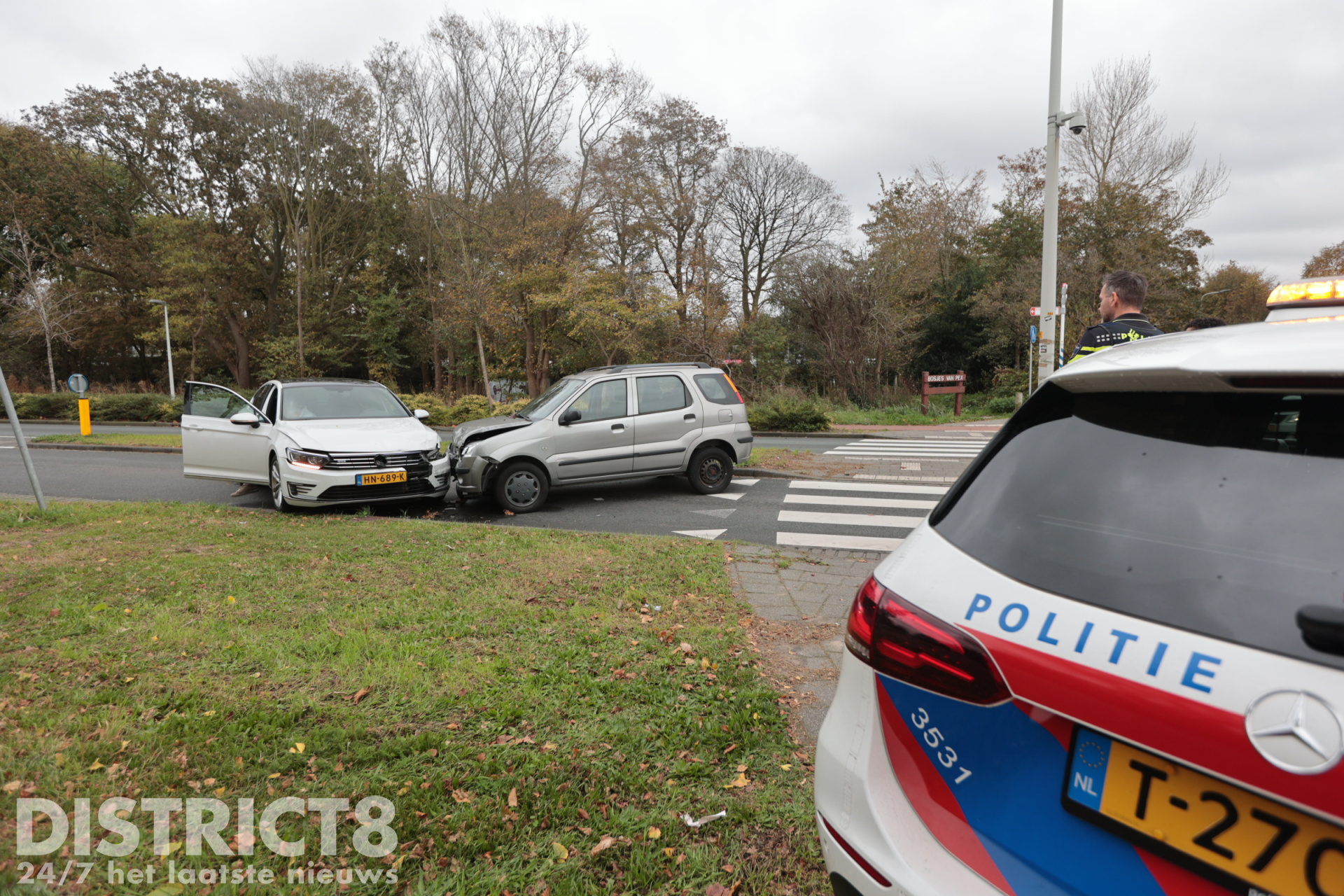 Bestuurder rijdt tegen een verkeersbord en botst tegen een tegemoetkomende automobilist Sportlaan Den Haag