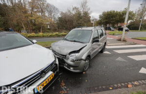 Bestuurder rijdt tegen een verkeersbord en botst tegen een tegemoetkomende automobilist Sportlaan Den Haag