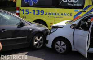 Automobiliste gewond na botsing met auto Moerweg Den Haag