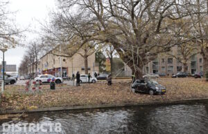 Auto bijna te water na ongeval Moerweg Den Haag