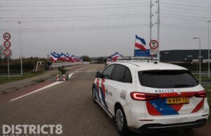 Politie verzoekt demonstranten omgekeerde vlaggen weg te halen Woudselaan Den Hoorn