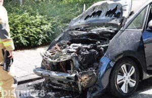 Brandweer blust voertuigbrand Graaf Engelbrechtlaan Leidschendam