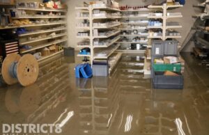 Meerdere bedrijfspanden onder water na hevige regenbui Gezelstraat Naaldwijk