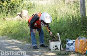 Brandweer helpt imker bij vangen van zwerm bijen Commandeurskade Maasland