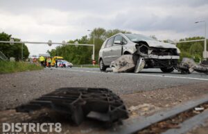 Opnieuw veel schade na aanrijding op Kruithuisplein / N470 Delft