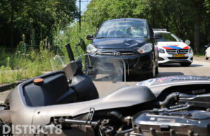Omstanders en hulpdiensten schieten gewonde te hulp na aanrijding Burgemeester Elsenlaan Rijswijk