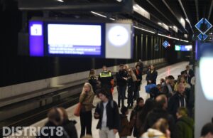 Treinverkeer gestremd na bedreiging in trein station Delft Stationsplein Delft