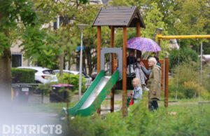 Brandweer bevrijdt meisje met been uit speeltoestel Dwarshaven Den Hoorn