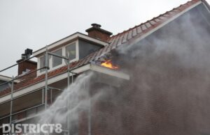 Dak van woning in brand tijdens werkzaamheden Julianastraat