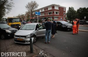 Schade na aanrijding tussen twee autos Van Alkemadelaan Den Haag