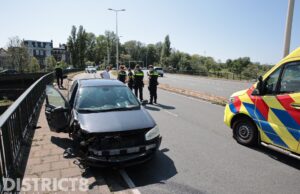 Automobilist klapt tegen hekwerk Hubertusviaduct Den Haag