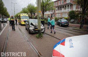 Oudere vrouw knalt met auto tegen lichtmast Laan van Meerdervoort Den Haag