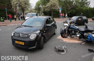 Schade en gewonde na aanrijding tussen auto en motorfiets Escamplaan Den Haag