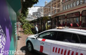 Grote tak valt op pantograaf van tram Hofweg Den Haag