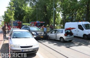 Twee gewonden bij frontale botsing Margaretha van Hennebergweg Den Haag