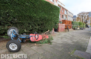 Automobilist richt ravage aan op stoep Badhuisweg Scheveningen