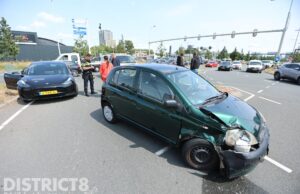 Flinke verkeersstremming en veel schade na ongeval tussen twee voertuigen Binckhorstlaan Den Haag