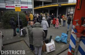 Brand in parkeergarage Megastores; brandweer schaalt op naar middelbrand Van der Kunstraat Den Haag