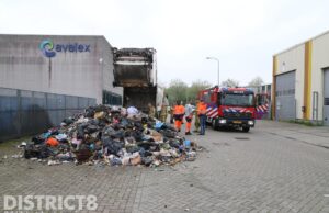 Brandweer rukt uit voor brand in vuilniswagen Voltaweg Delft