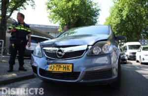 Nekklachten na aanrijding tussen twee auto’s Monnickendamplein Den Haag