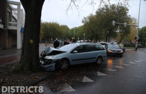 Automobilist knalt tegen boom na aanrijding Erasmusplein Den Haag
