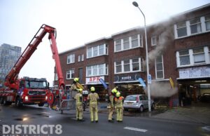Veel rookontwikkeling bij flinke brand in woning Viaductweg Den Haag