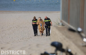Oudere man beland in water Buitenhaven Scheveningen